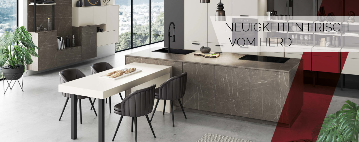 Steinküche mit Kochinsel. Daraufsteht "Neues frisch vom Herd"