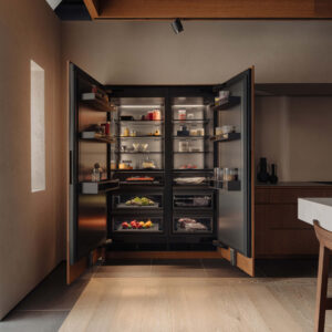 Gaggenau Einbaukühlschrank mit offenen Türen in moderner Designküche im Küchenhaus Rainer Schreier.