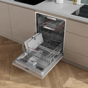 Bosch Einbau-Geschirrspüler mit geöffnetem Korbsystem in moderner Küchenzeile.