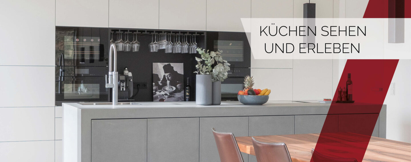 Moderne Designküche in stilvoller Ausstellung mit Kochinsel und Holztheke – Küchen sehen und erleben im Küchenstudio